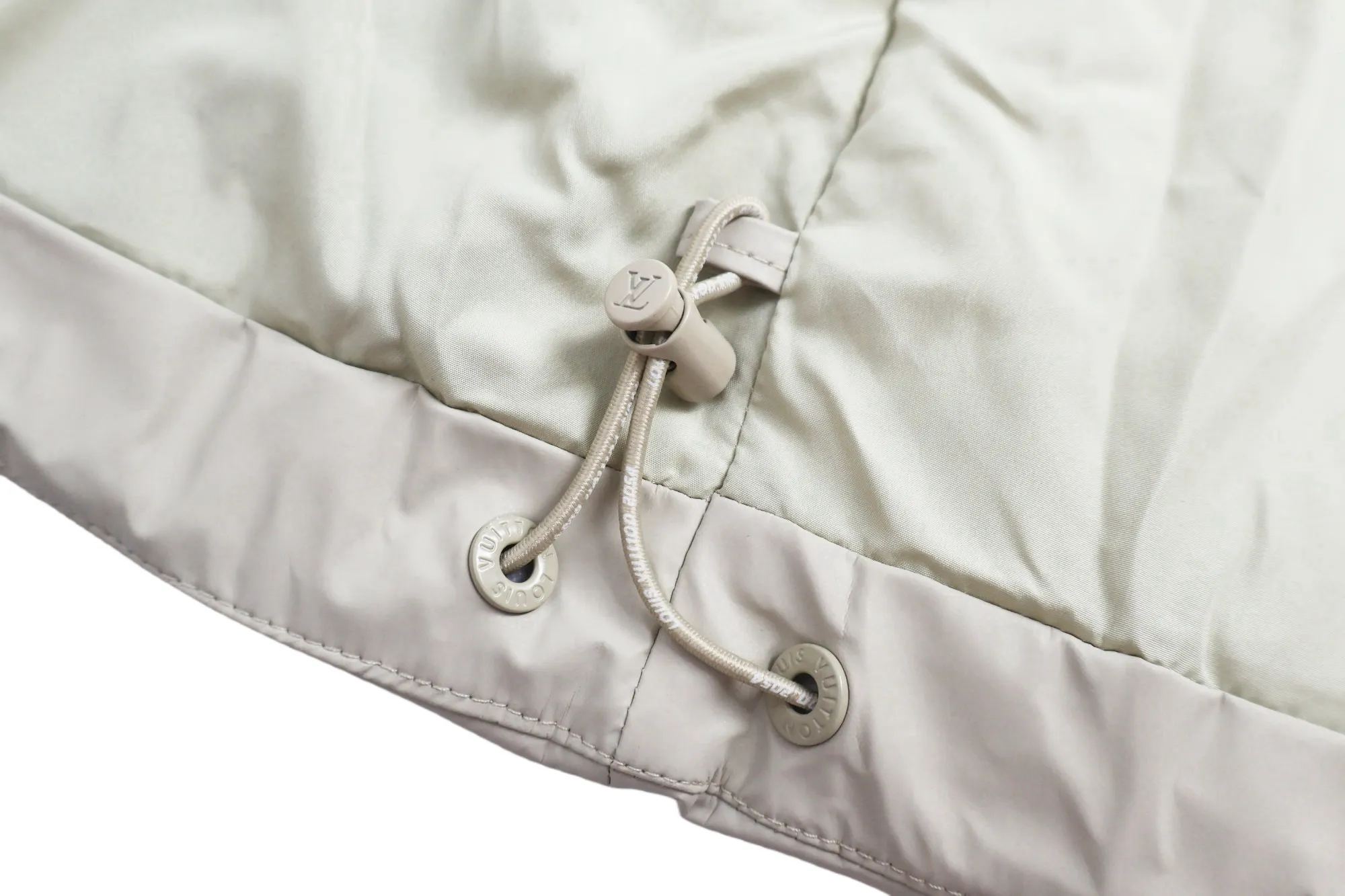 🅿️1100 1v Technical Leather Embossed Embossed Down Vest (Apricot) This waist jacket is a technical leather full-width embossed Monogram pattern. The outer fabric is made of 100% nylon with a black technical leather coating, and the other lining is 84% ​​polyester fiber + 16% nylon blended fabric. The national standard 480g 90% goose down filling has good fluffiness and no sense of oppression when worn on the body. The slim fit makes you slim and avoids bloat. The design concept is very outstanding. It comes from vacuum filling technology, which increases the air barrier and maintains the original softness, elasticity and feel of down. It has an anti-drilling design, three layers of anti-drilling fabrics, four layers of locking velvet technology, and an embossed process on the face. Stand collar and elastic cuffs enhance comfort. Molded hardware zipper pullers, molded engraved eyelets at the hem tightening area, adjustable elastic drawstrings, exclusive heavy-duty style. Size:50-52-54-56